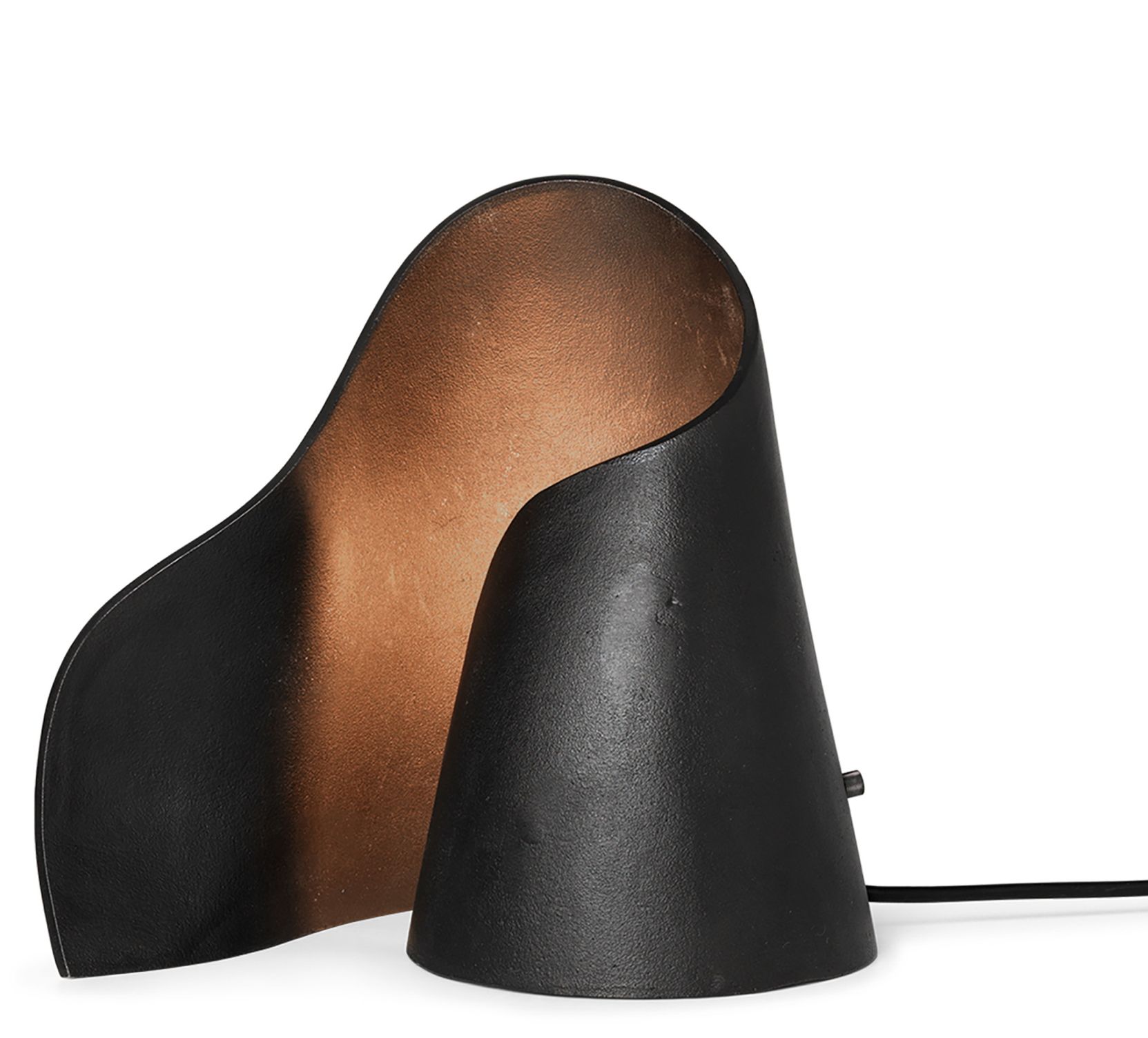 Oyster Tischleuchte von Ferm Living in Schwarz mit kupferfarbener Innenseite. Moderne Tischlampe.