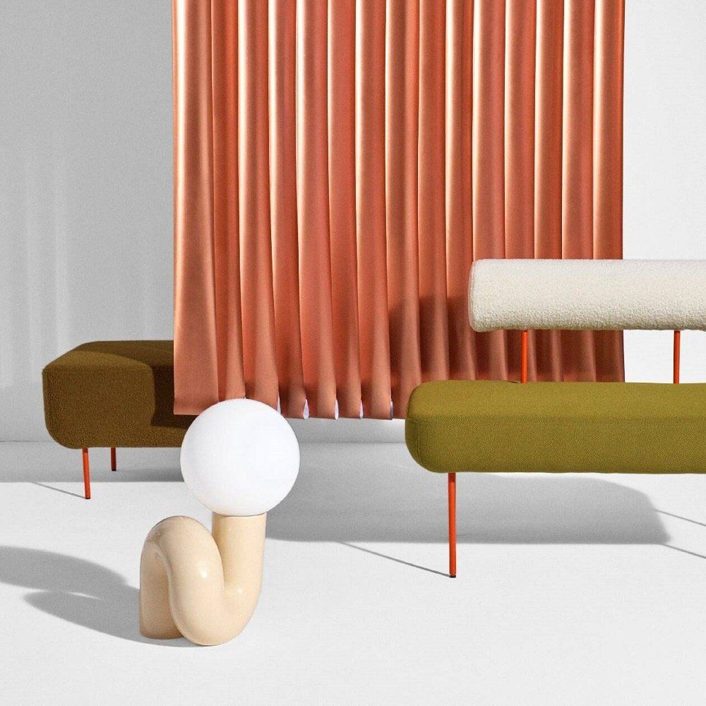 Neotenic Large Table Lamp von Petite Friture in Vanilla: Moderne Tischleuchte mit Kugel-Leuchtkörper.