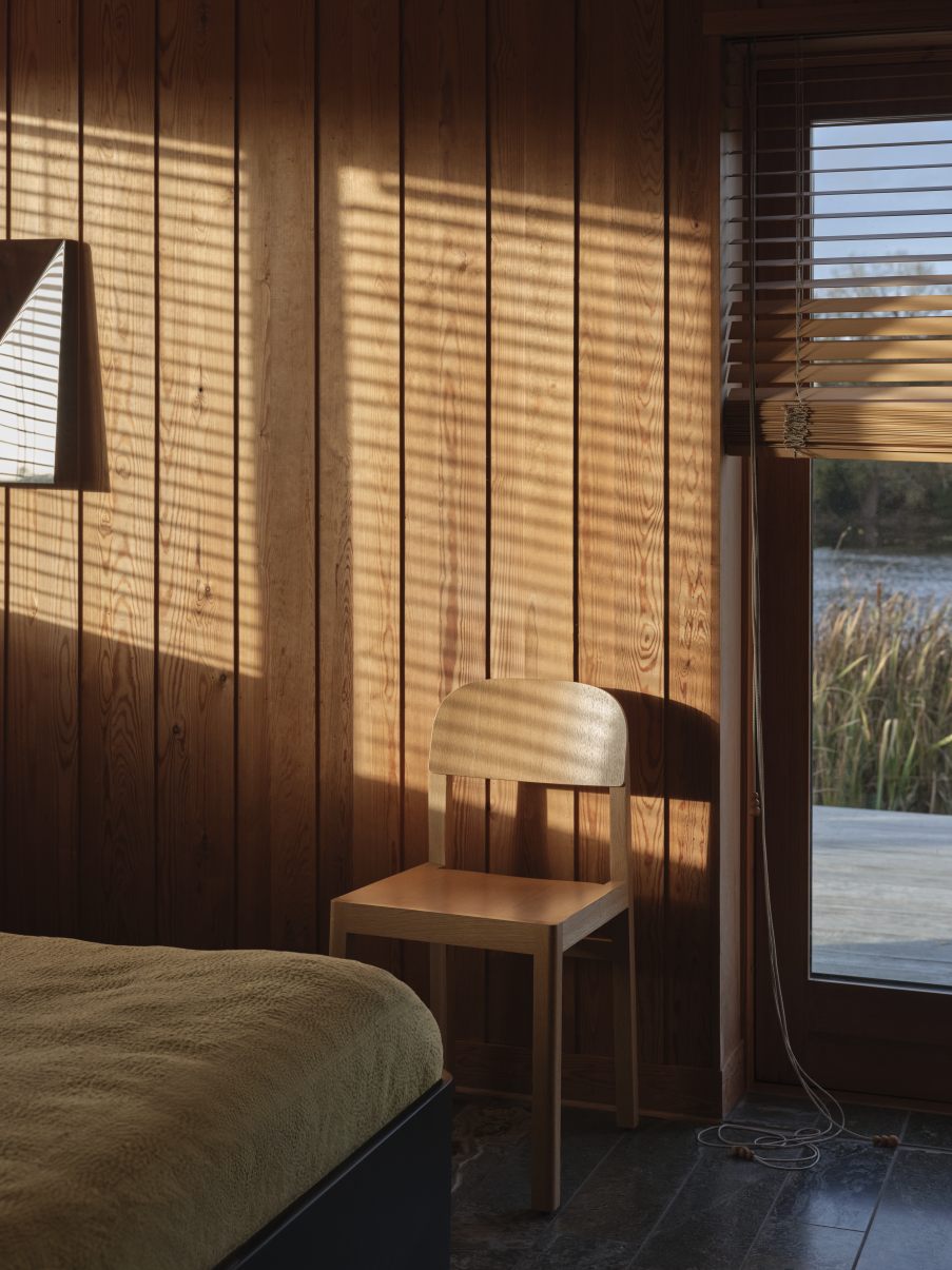 Gaze Mirror Wandspiegel von Muuto, rechteckig, mit abgerundeten Ecken, an einer Holzwand.