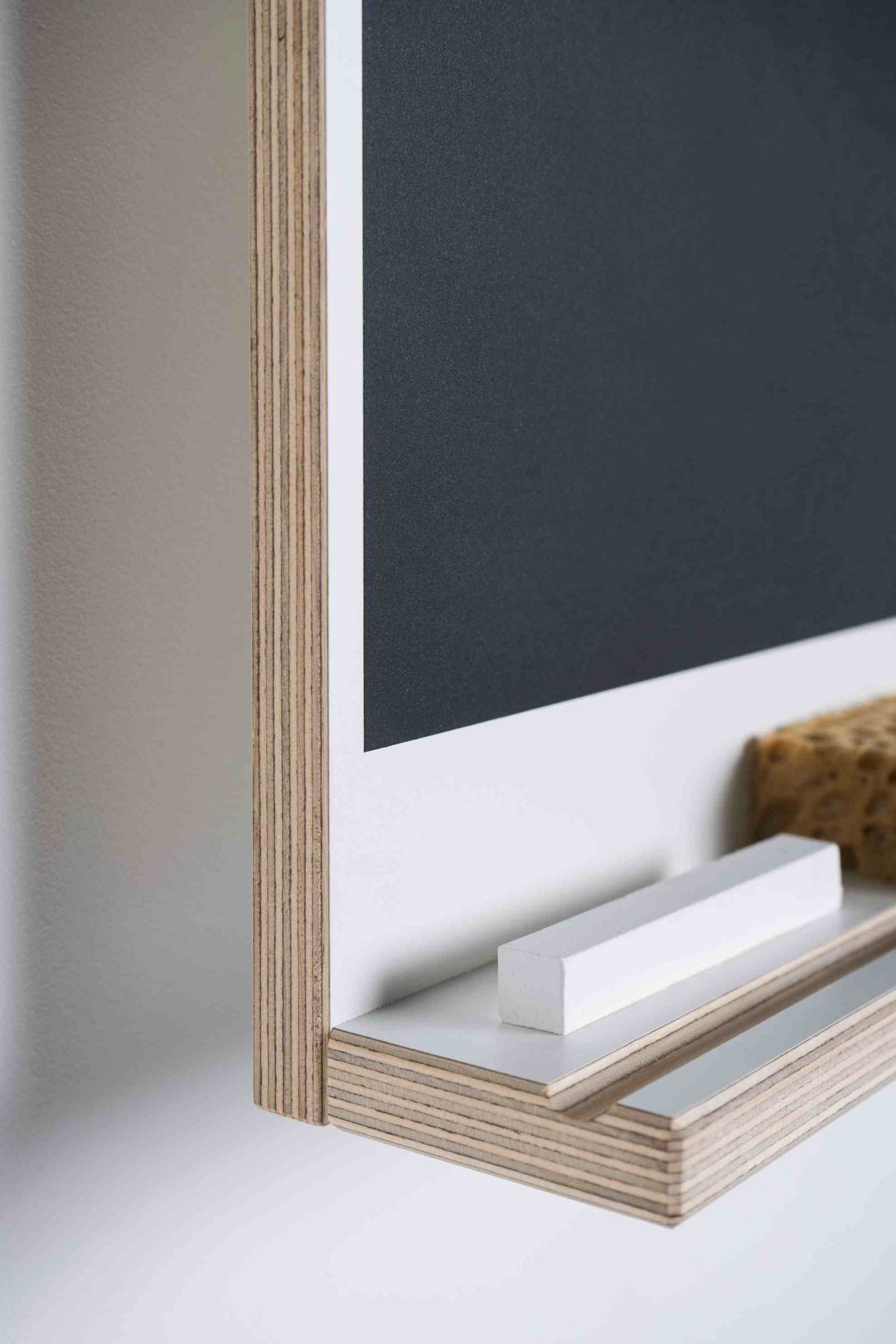 Detailaufnahme des Moormann Rechenbeispiel Memoboards aus Holz mit Kreide und Schwamm. Wandtafel für Notizen.