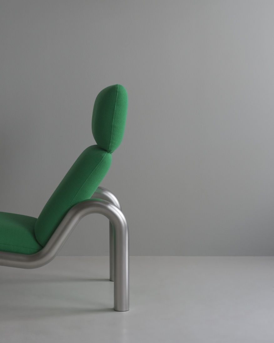 Normann Copenhagen Tube Lounge Chair Sessel, grüne Polsterung und silbernes Metallgestell, Seitenansicht.