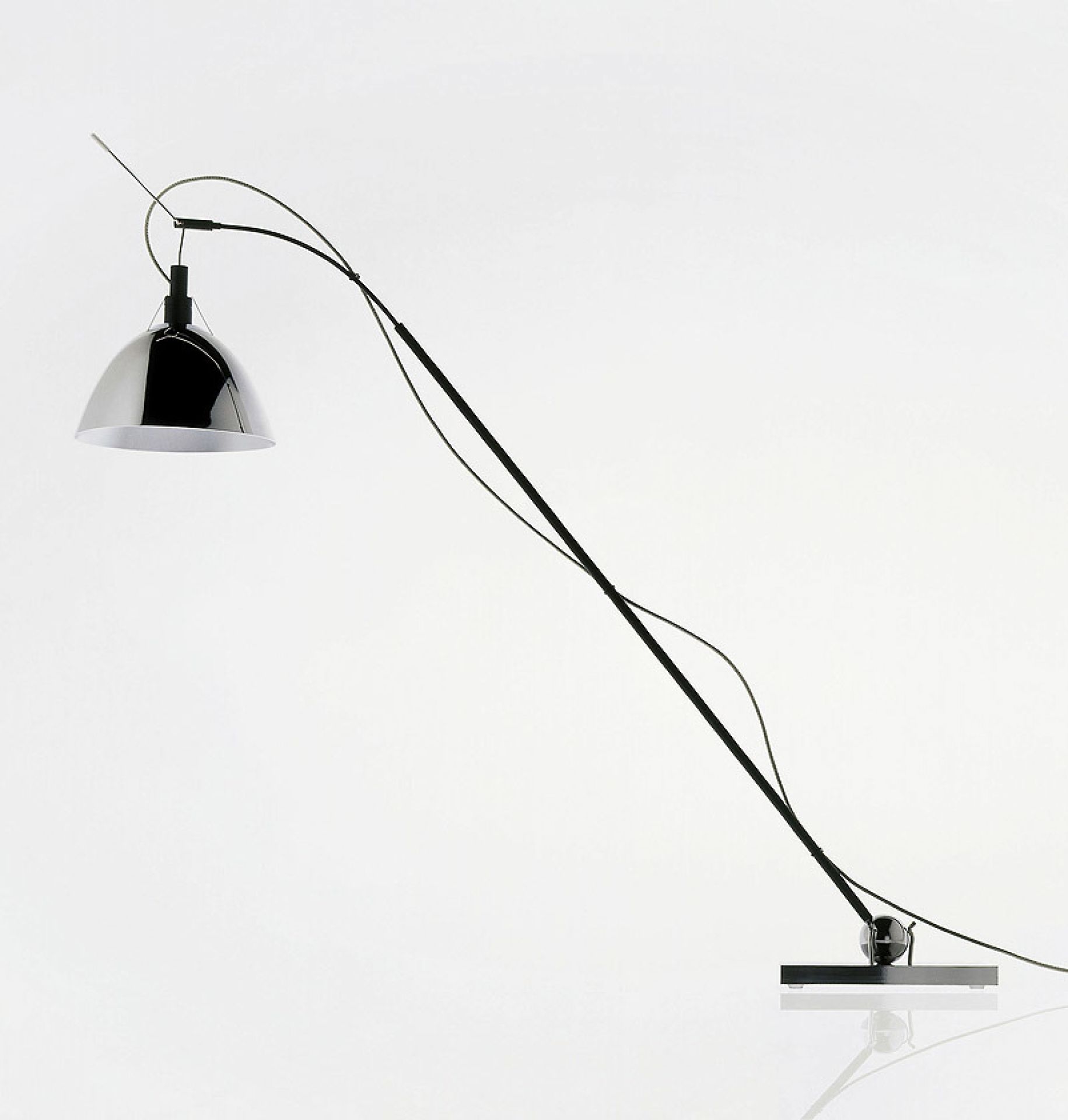 Max Kugler Tischleuchte von Ingo Maurer: Elegante, schwarze Bogenleuchte mit verchromtem Schirm für stilvolle Beleuchtung.