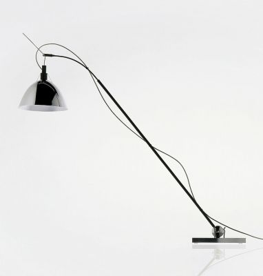 Max Kugler Tischleuchte von Ingo Maurer: Elegante, schwarze Bogenleuchte mit verchromtem Schirm für stilvolle Beleuchtung.