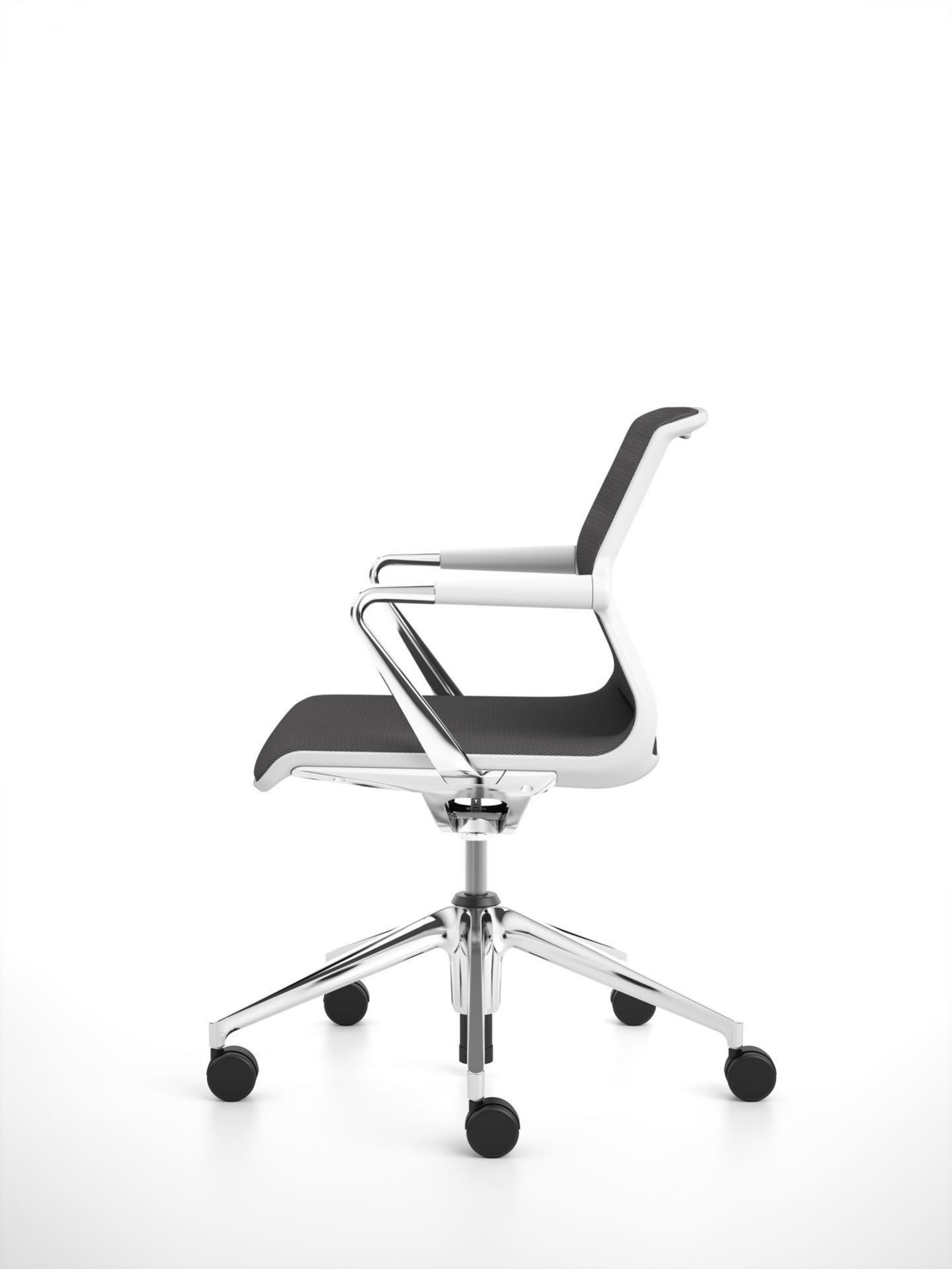 Vitra Unix Chair Bürostuhl mit Fünfsternfuß und Rollen, seitliche Ansicht auf weißem Hintergrund.