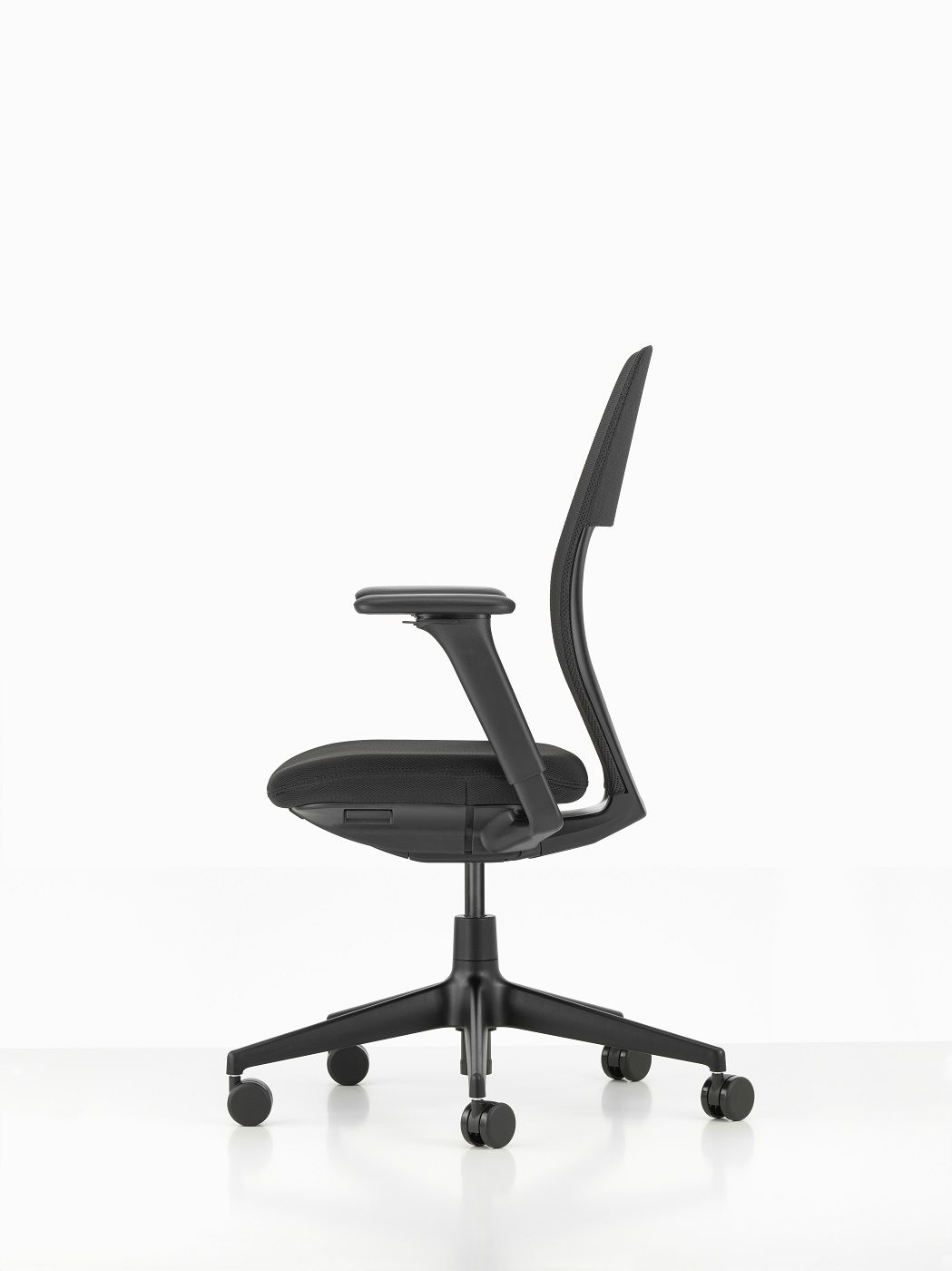 Schwarzer ACX Light Bürostuhl von Vitra, Seitenansicht. Ergonomischer Drehstuhl mit Armlehnen und Rollen.
