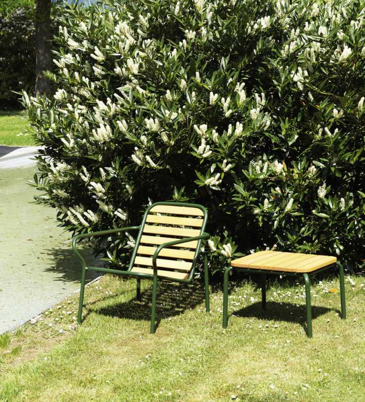 Vig Lounge Chair Wood Sessel von Normann Copenhagen mit Beistelltisch im Garten.