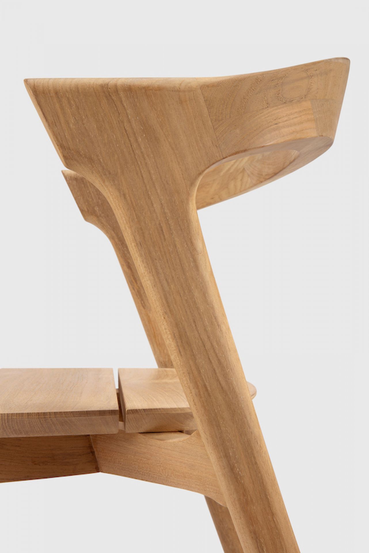 Detailaufnahme: Bok Outdoor Stuhl von Ethnicraft aus Teakholz, Gartenstuhl für den Außenbereich.