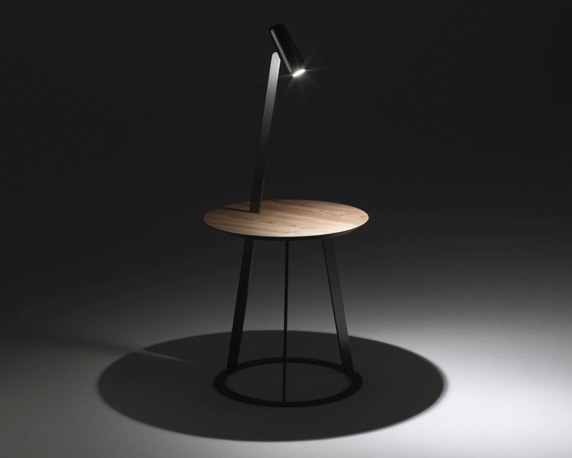 Albino Torcia Beistelltisch mit integrierter Lampe, Walnuss-Tischplatte und schwarzem Gestell. Design Beistelltisch.