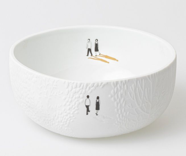 Weiße Räder Schale "Parkspaziergang" mit filigranem Relief und Pärchen-Motiv für stilvolle Dekoration und Genuss.