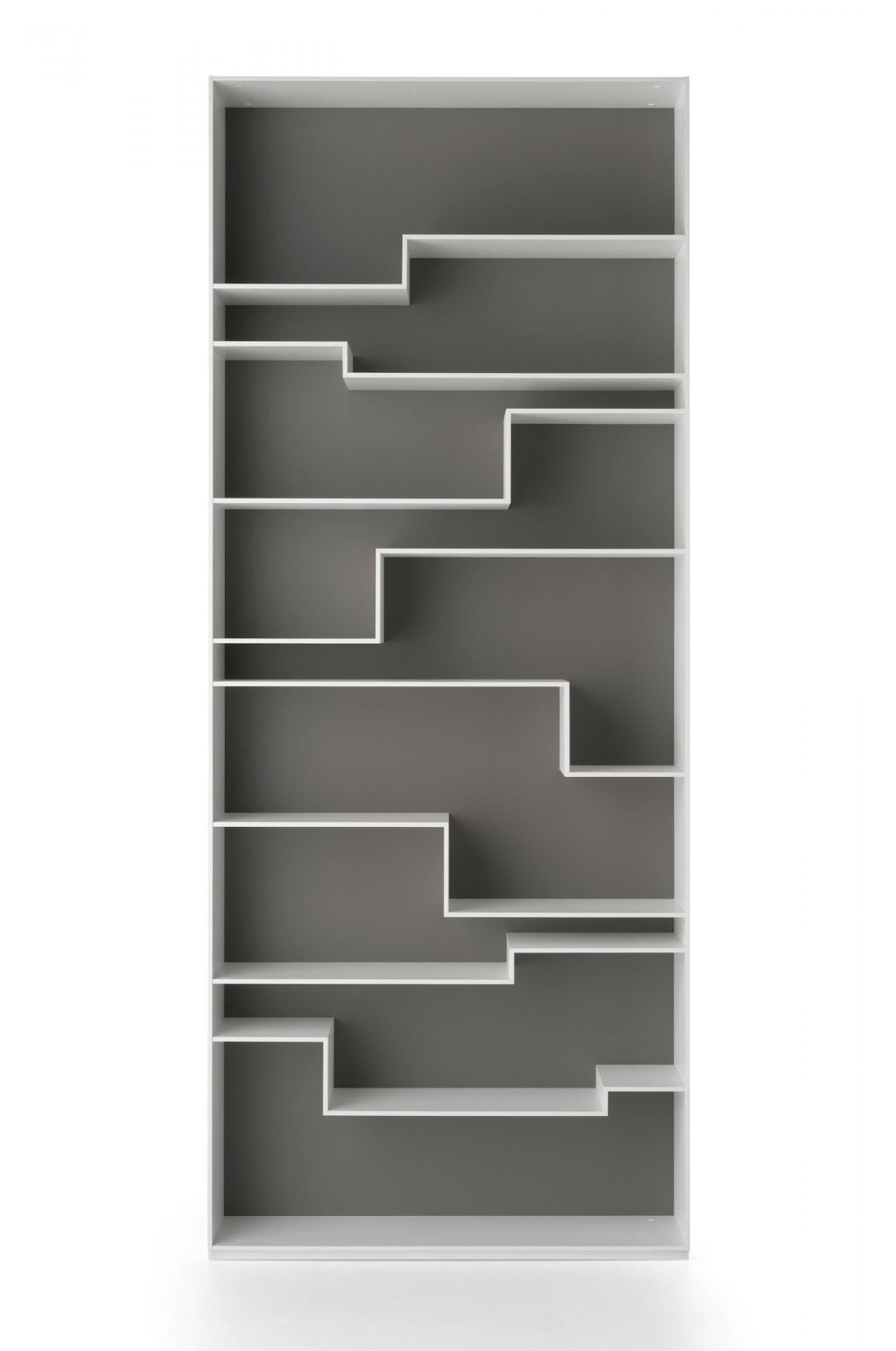 Weißes Melody Regalsystem von MDF Italia mit asymmetrischen Regalböden vor grauem Hintergrund.