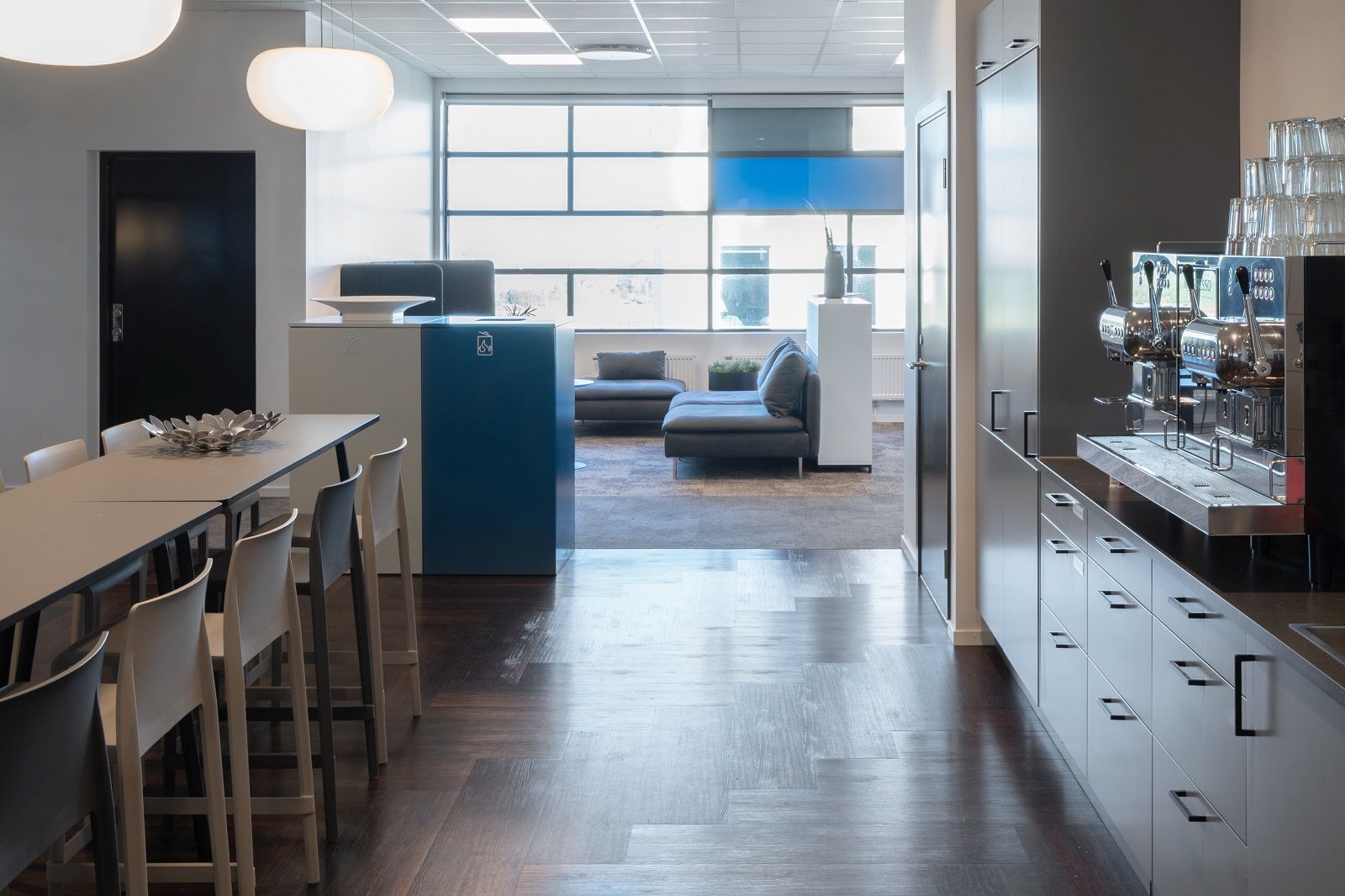 Büroküche mit Exhibit Bin Mülleimer für Mülltrennung von Mizetto, blau und weiß.