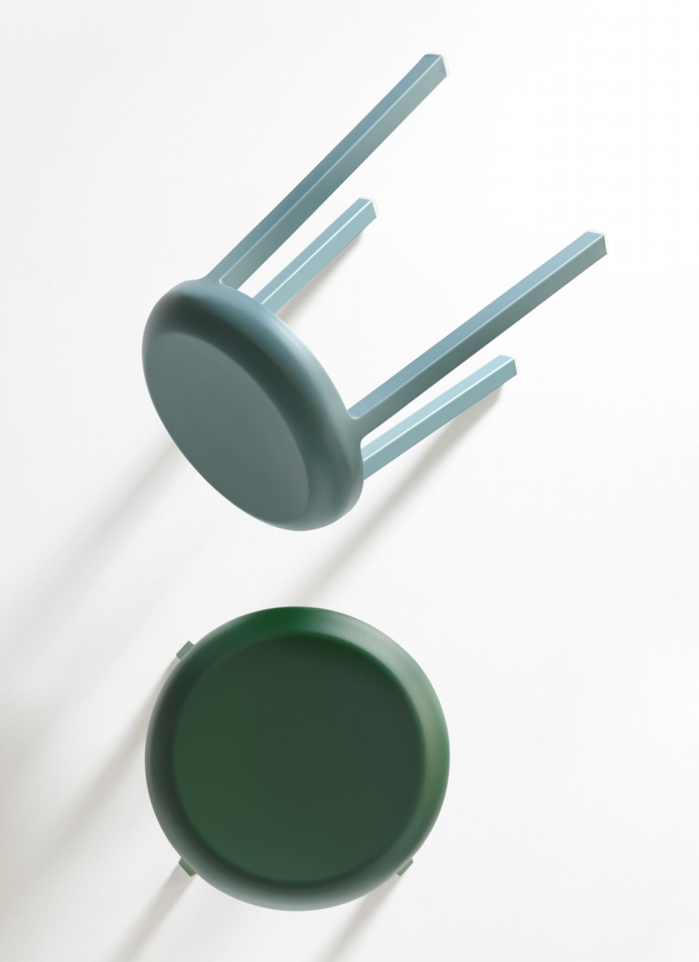 Zwei grüne Emeco Za Stool Hocker aus Aluminium, einer umgedreht, minimalistisches Design.