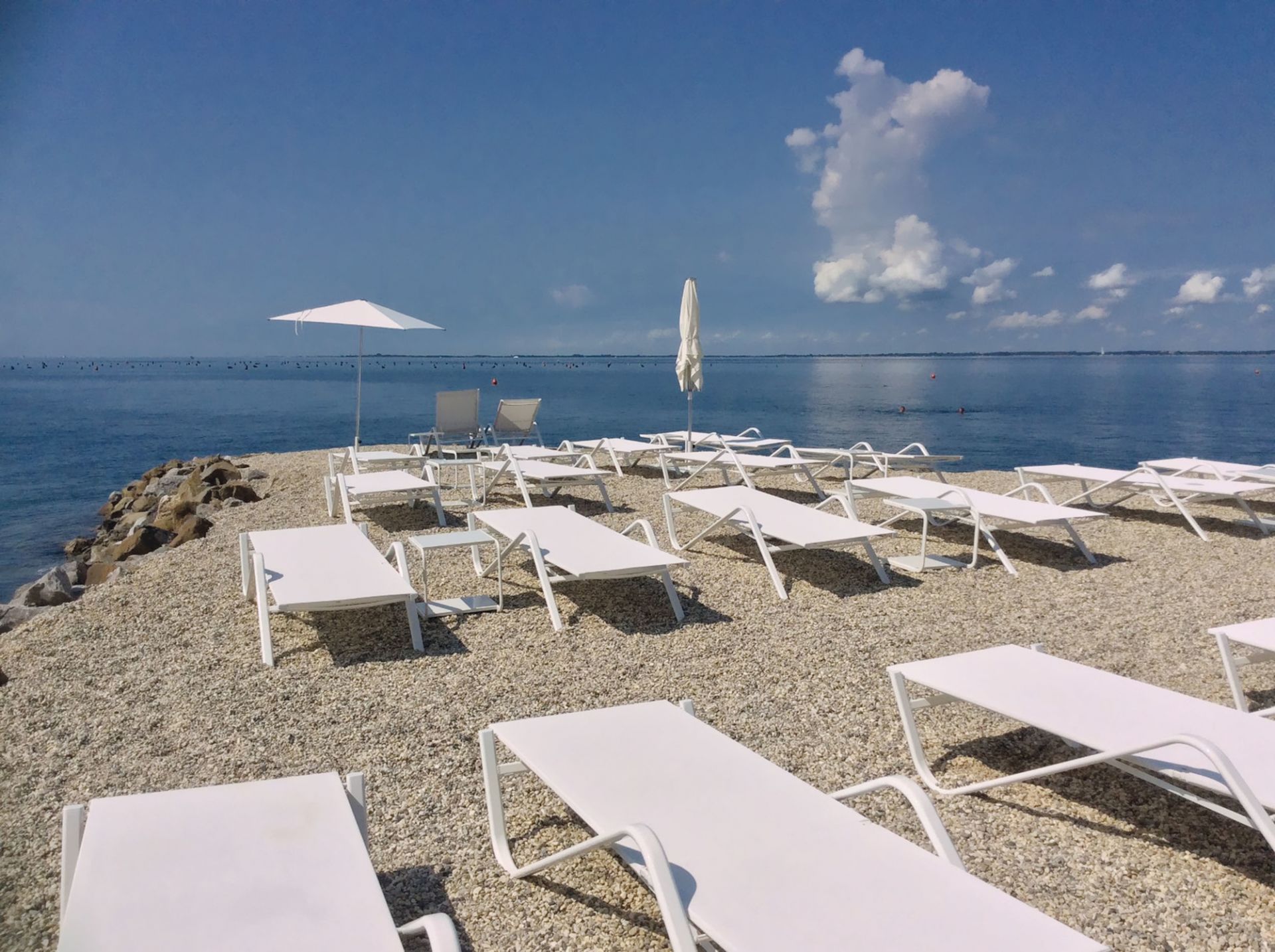 Weiße Holly Sonnenliegen von Emu am Strand mit Meerblick für entspannte Stunden im Freien.