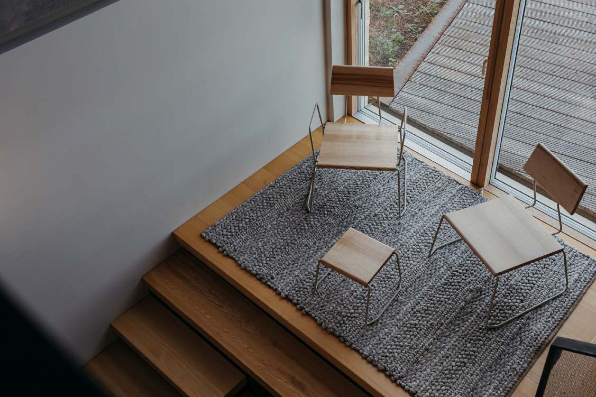 Draufsicht: D:008 Loungechair Fuchs & Habicht, Sessel und Hocker auf grauem Teppich.