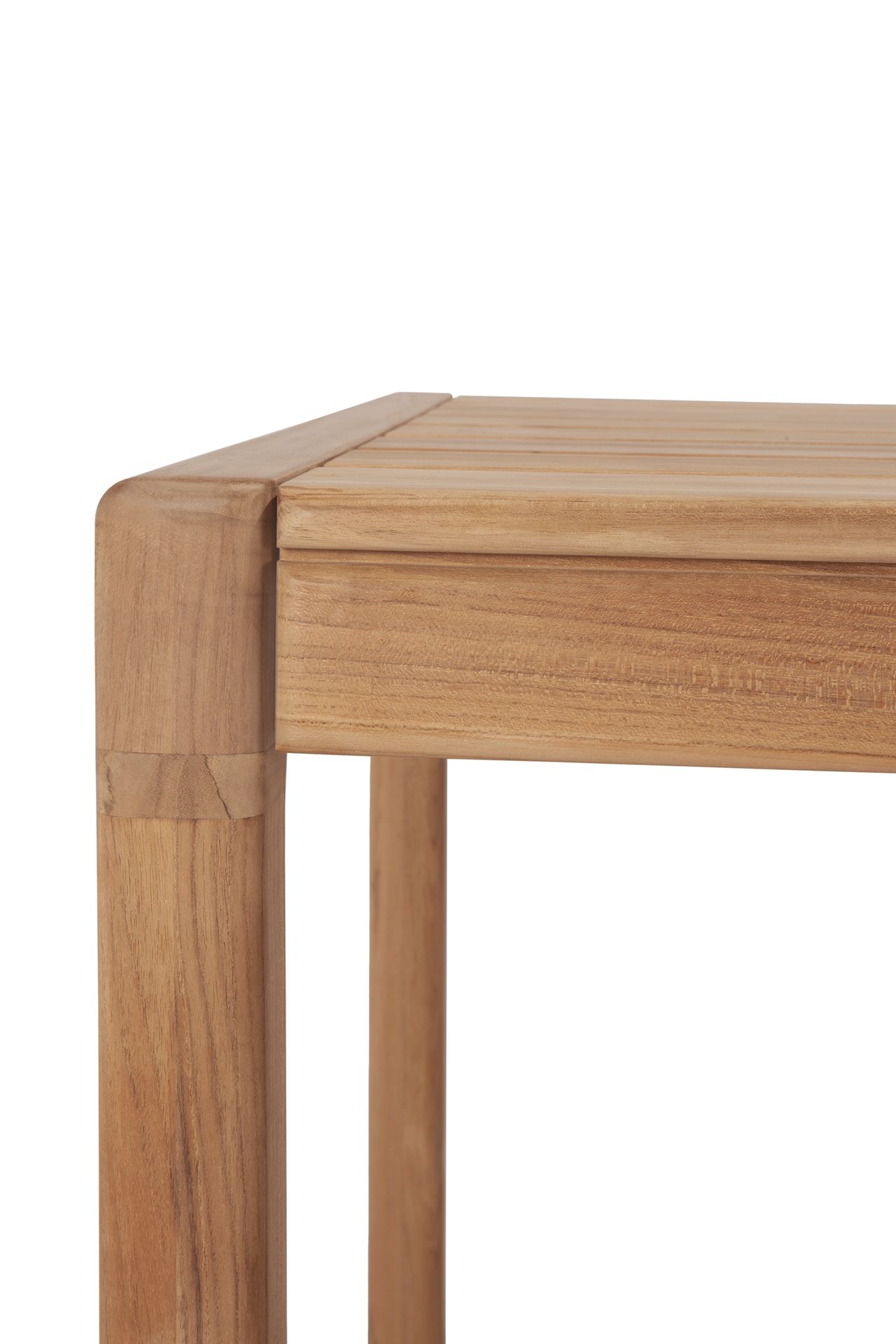 Detailaufnahme des Ethnicraft Jack Outdoor Esstisches aus Teakholz, rechteckig, für Garten und Terrasse.