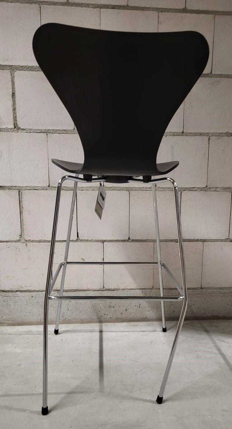 Schwarzer Siebener Barhocker mit Chromgestell, ein Mängelexemplar von Fritz Hansen. Design-Barstuhl für Küche und Bar.