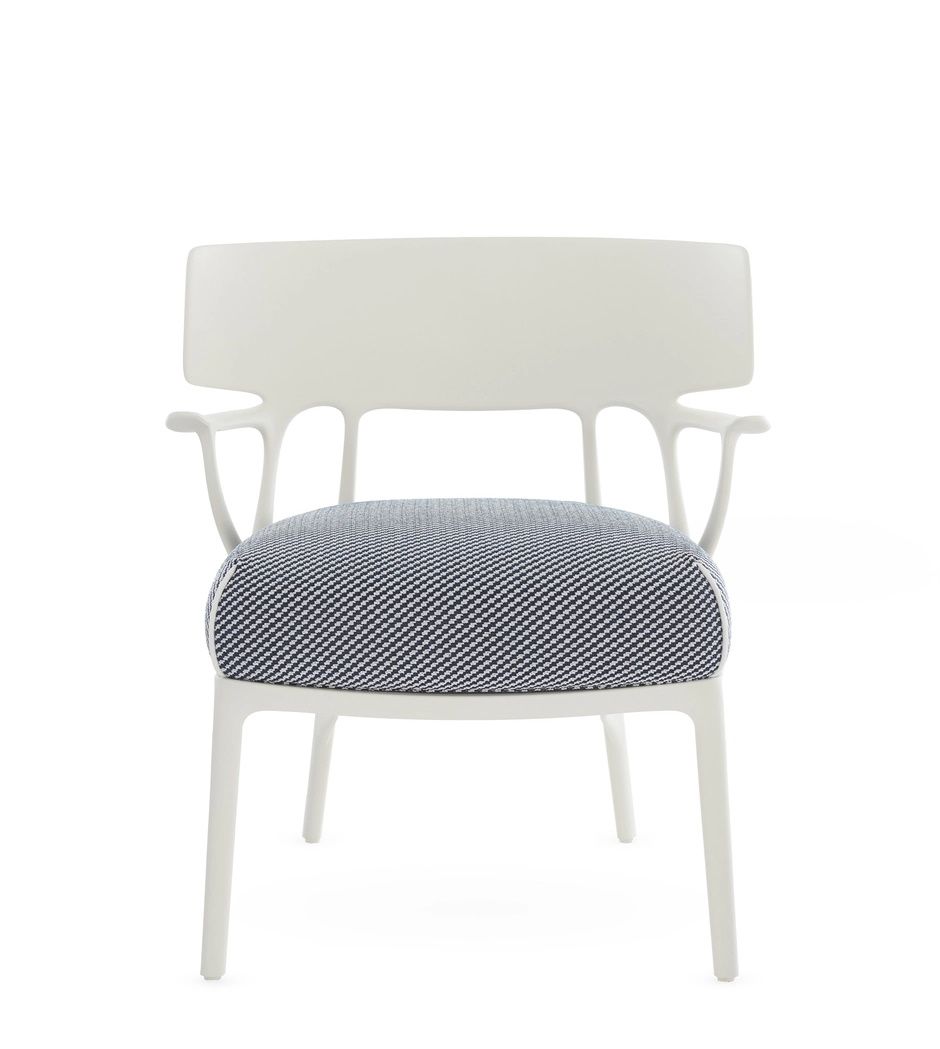 Weißer A.I. Lounge Sessel von Kartell mit gemustertem Sitzkissen, ideal für den Outdoor-Bereich.