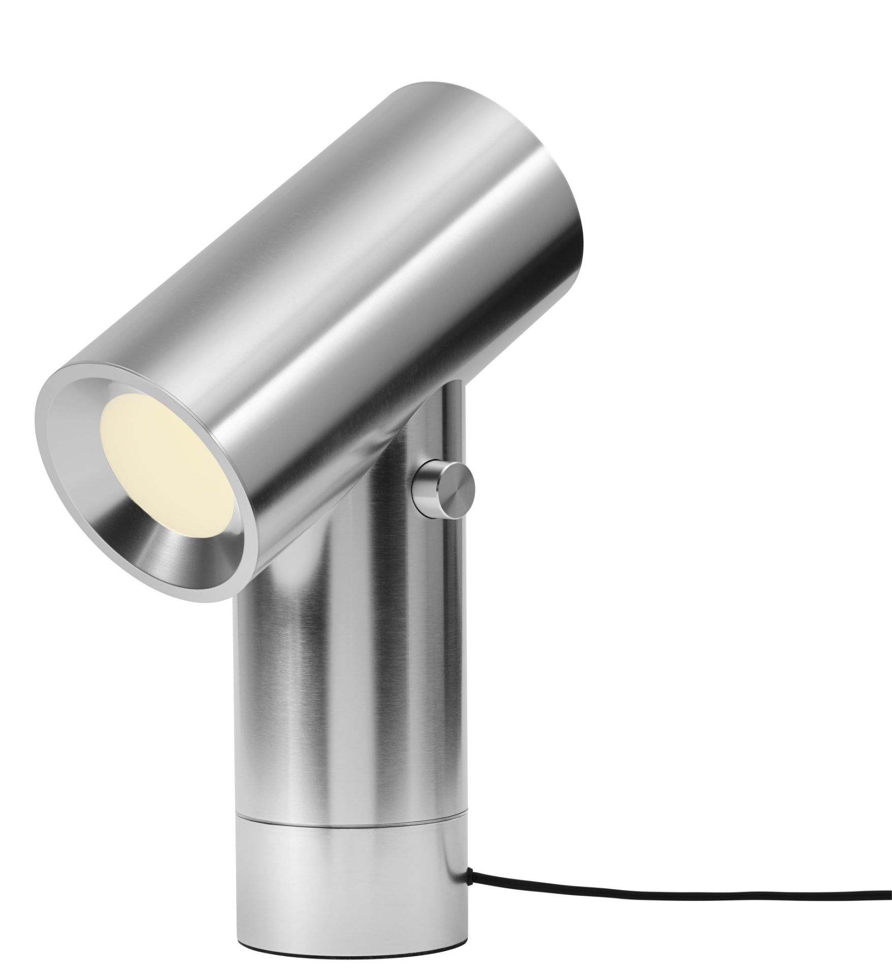 Nahaufnahme der polierten Aluminium Beam Lamp Tischleuchte von Muuto. Designleuchte für Wohnzimmer.