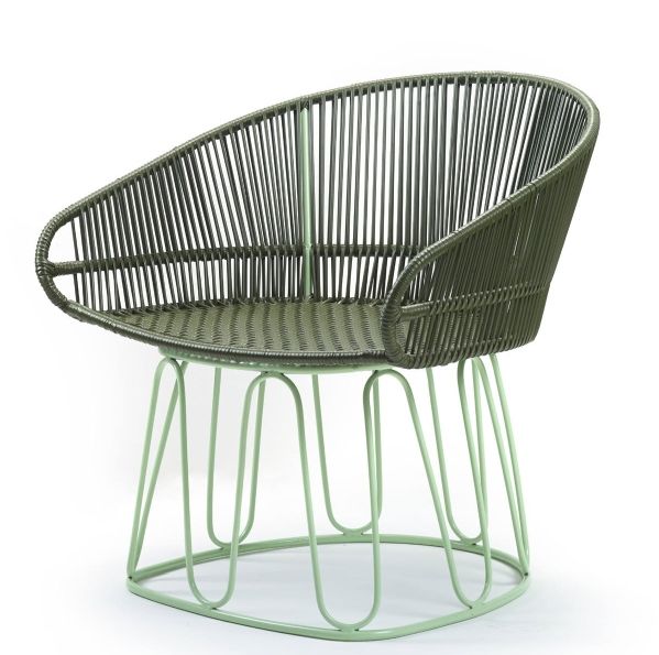 Olivgrüner Circo Lounge Chair von ames für den Außenbereich mit pastellgrünem Gestell.