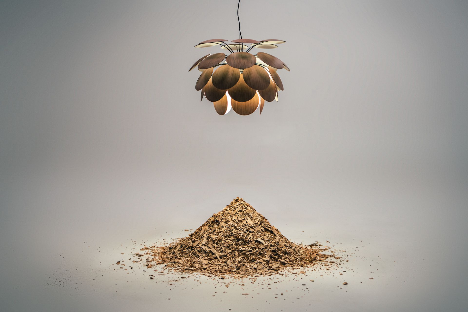 Discocó 68 Pendelleuchte in Schwarz-Gold von Marset: Moderne Hängelampe mit dekorativen Holzscheiben und warmem Licht.