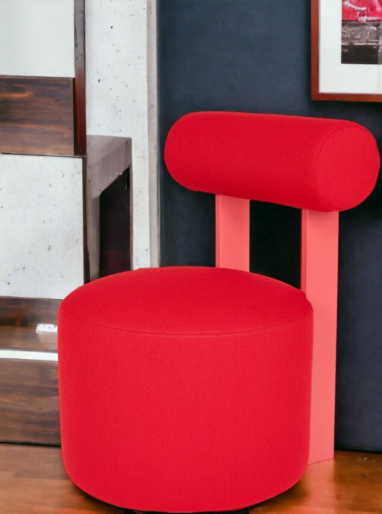 Roter Schönbuch Faye Hocker mit Rückenlehne, gepolstert und modernem Design für Wohnräume.