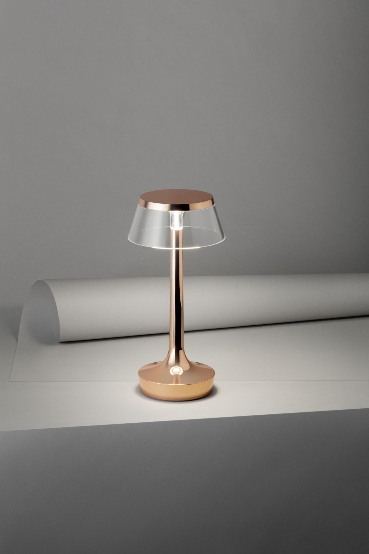 Nahaufnahme der Flos Bon Jour Unplugged Tischleuchte in Chrom, kabellos und dimmbar.