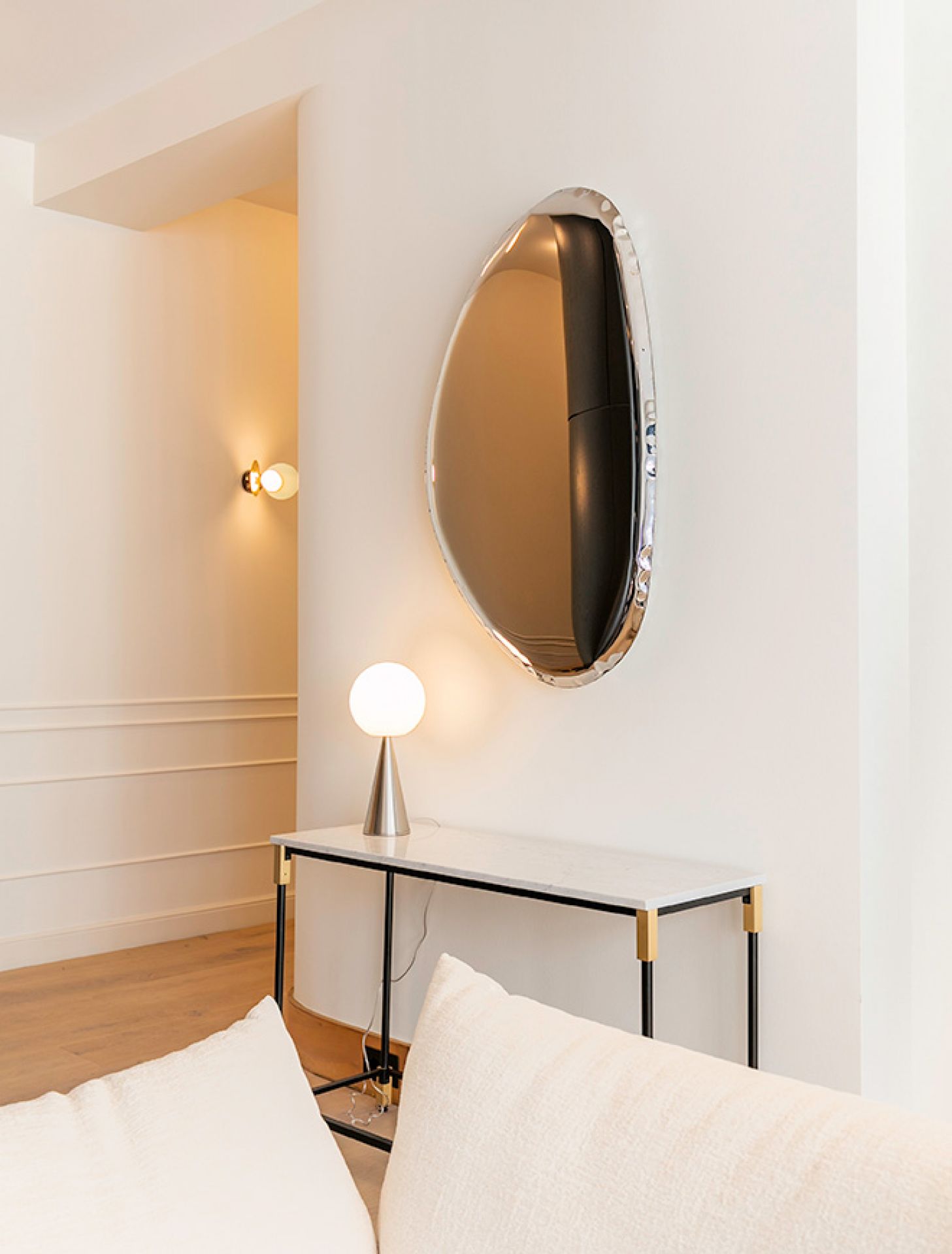 Tafla O5 Spiegel von Zieta im modernen Wohnzimmer, reflektierend und stilvoll.