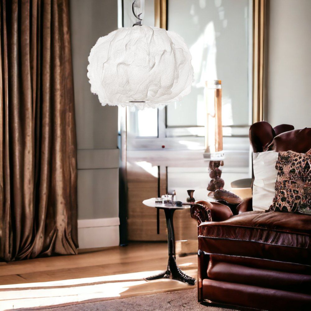 Weiße Nuée Pendelleuchte von Foscarini im Wohnzimmer, moderne Designerlampe für stilvolle Beleuchtung.