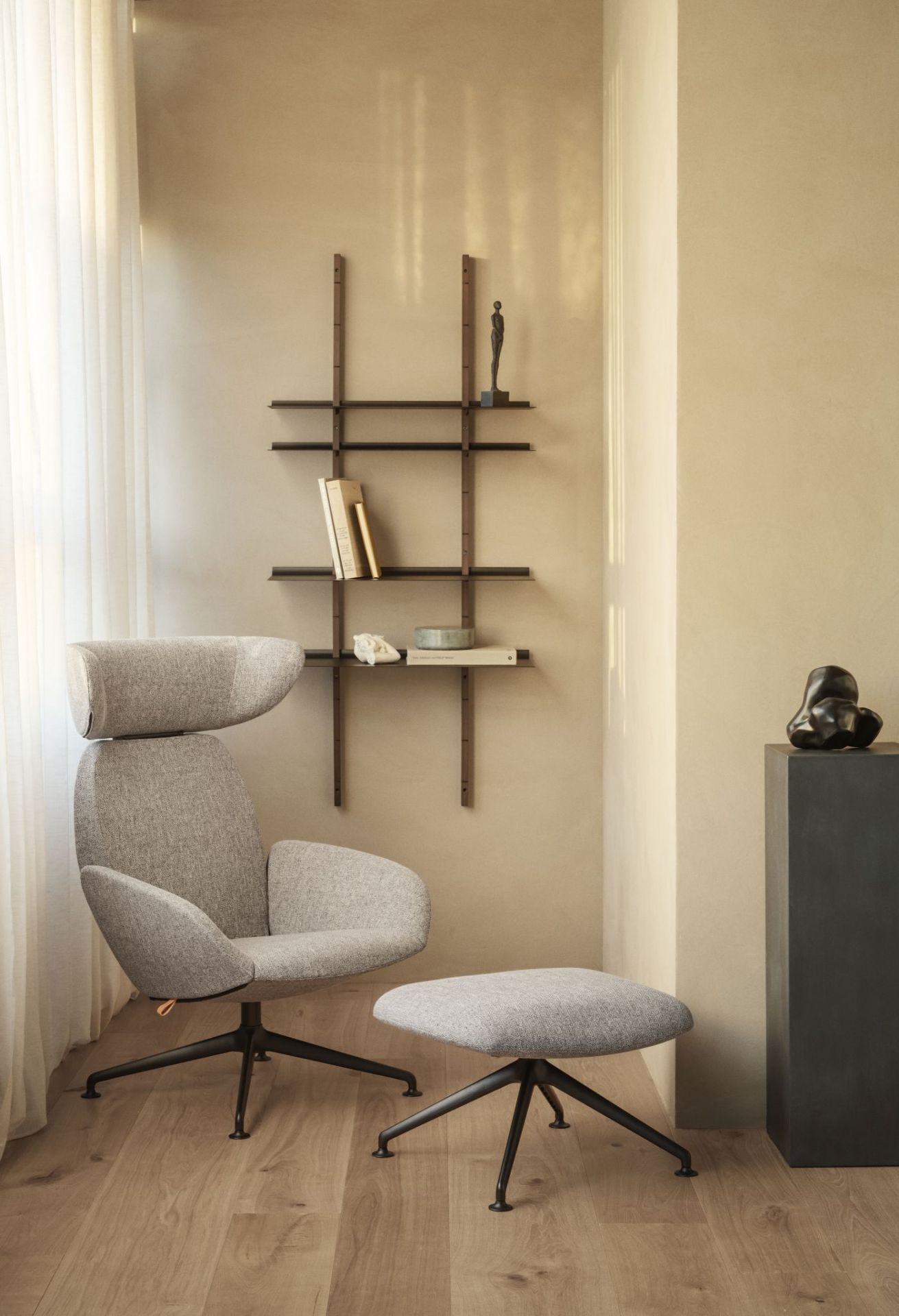 Graues Smile Regal mit zwei Einlegeböden von Eva Solo, Tiefe 30 cm, im Wohnzimmer.