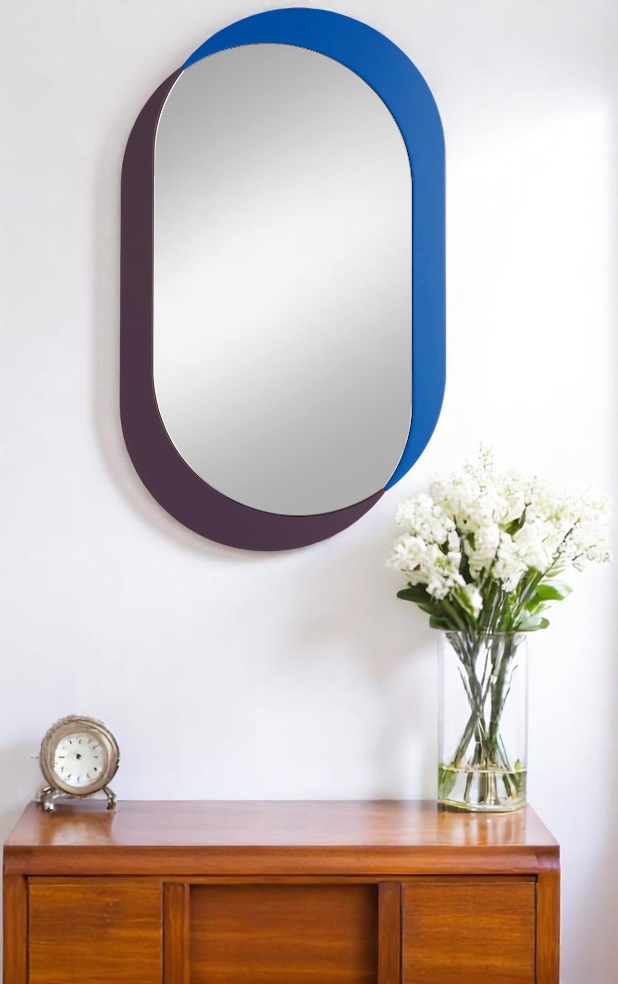 Kimo Wandspiegel von Schönbuch, oval mit blauem und auberginefarbenem Rahmen, modernes Design für Flur und Wohnraum.