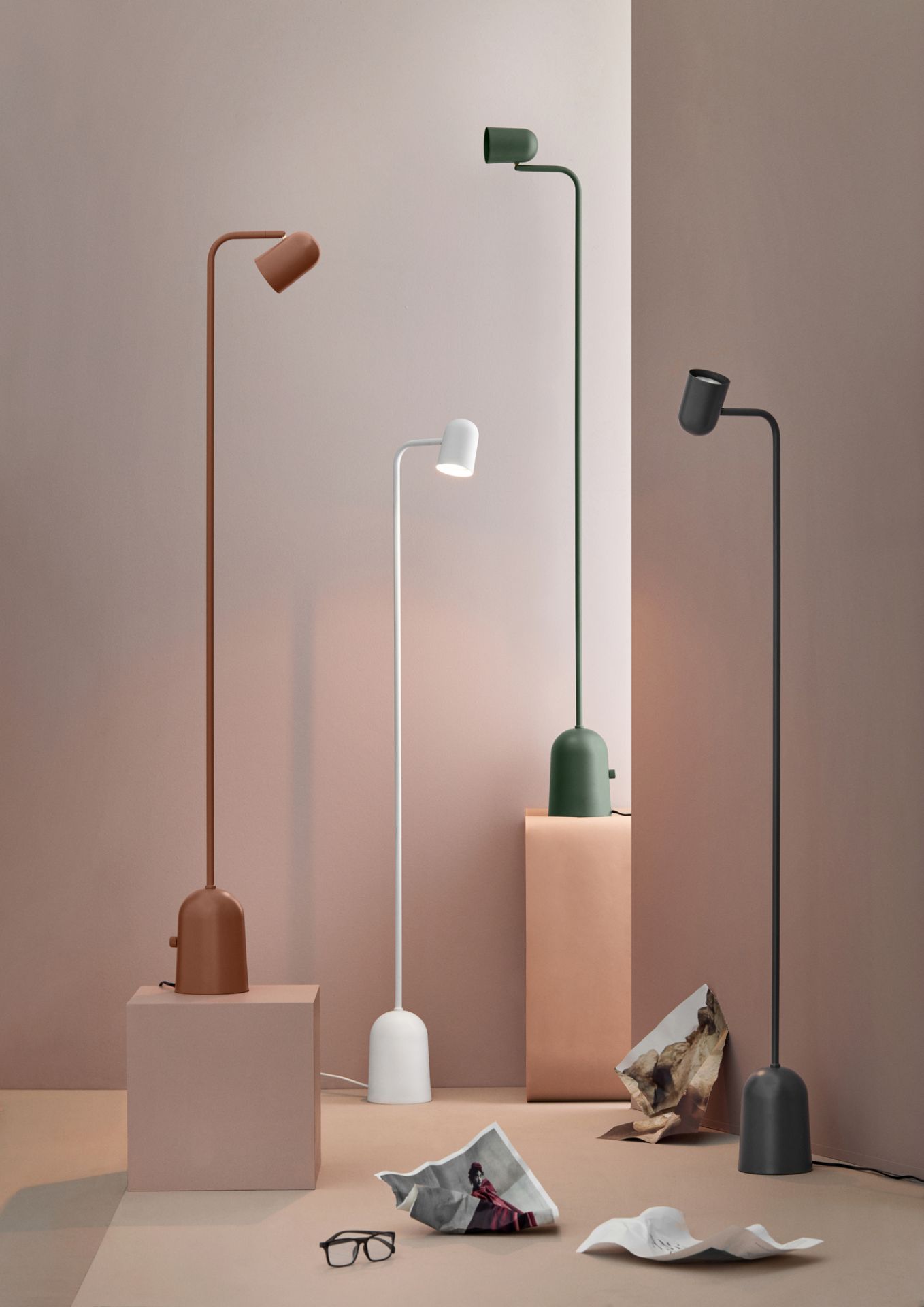 Weiße Buddy Floor Stehleuchte von Northern, minimalistisches Design für Wohnzimmer und Büro.