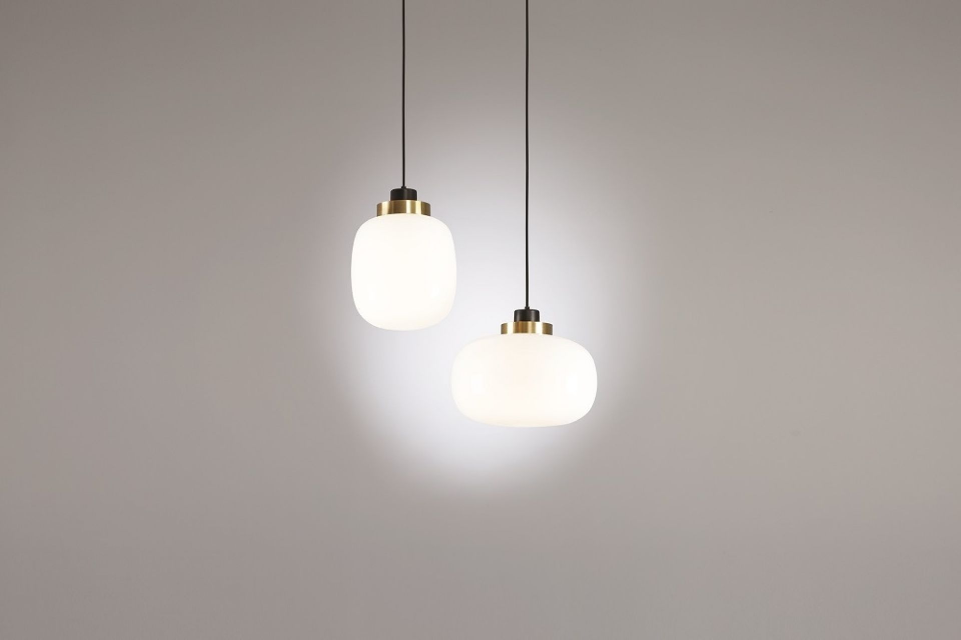 Zwei Legier Pendelleuchten von Tooy mit opalweißem Glas und Messingdetails, moderne Hängeleuchte.