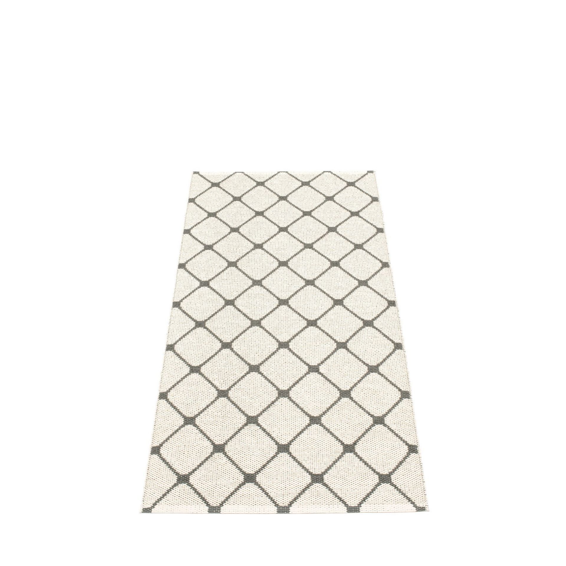 Rex Kunststoffteppich von Pappelina, 70x160 cm, mit grafischem Rautenmuster in Grau und Weiß.
