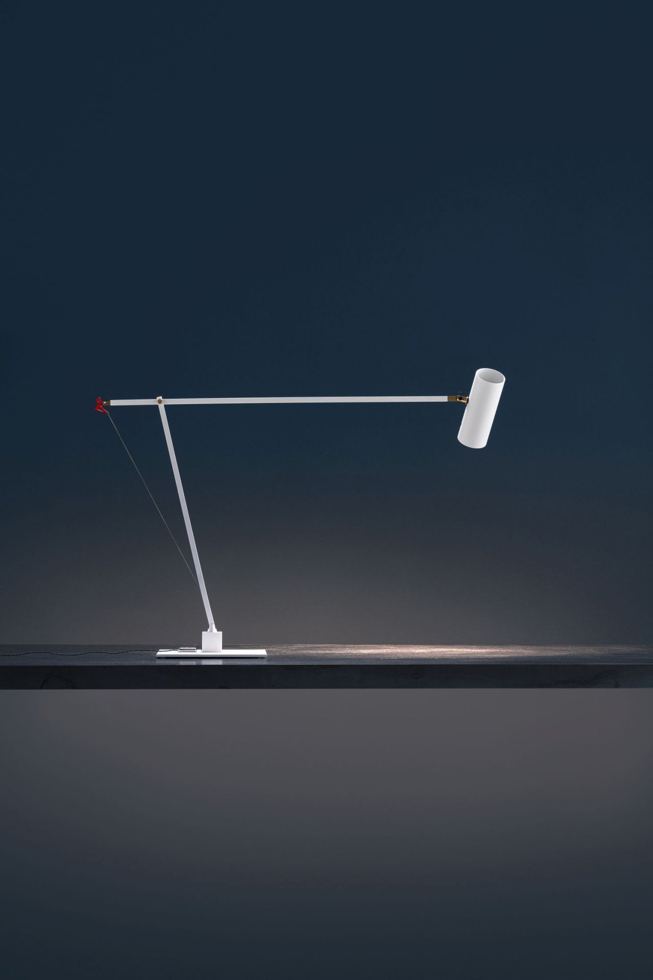 Weiße Ettorino T Tischleuchte von Catellani & Smith, modernes Design für Schreibtisch oder Nachttisch.