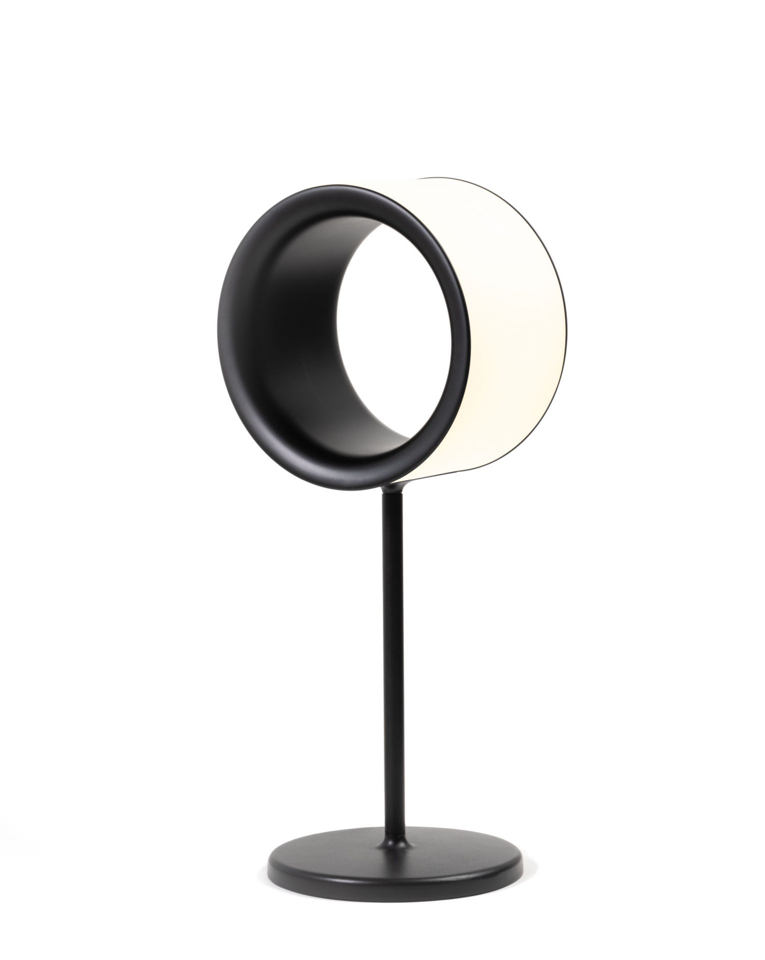 Lost Tischleuchte von Magis: Moderne, schwarze Leuchte mit kreisförmigem Lampenschirm und warmem Licht.