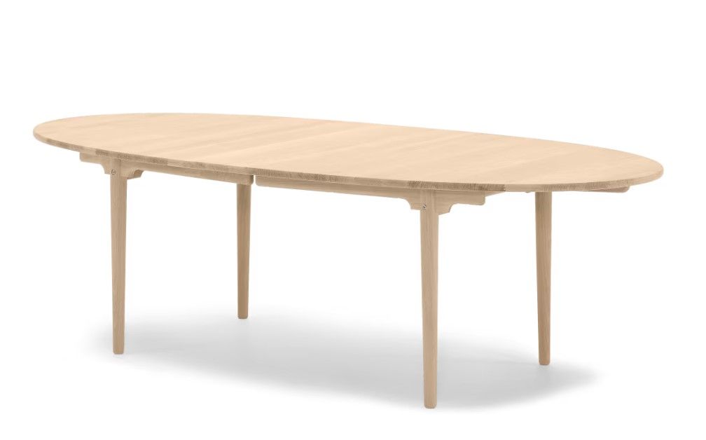 CH339 Esstisch ausziehbar von Carl Hansen & Søn, ovale Tischplatte aus hellem Holz.