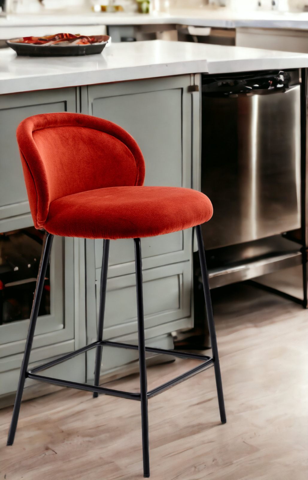 Roter Ona Barhocker von Freifrau Manufaktur mit schwarzem Gestell vor Küchenzeile. Moderner Küchenhocker.