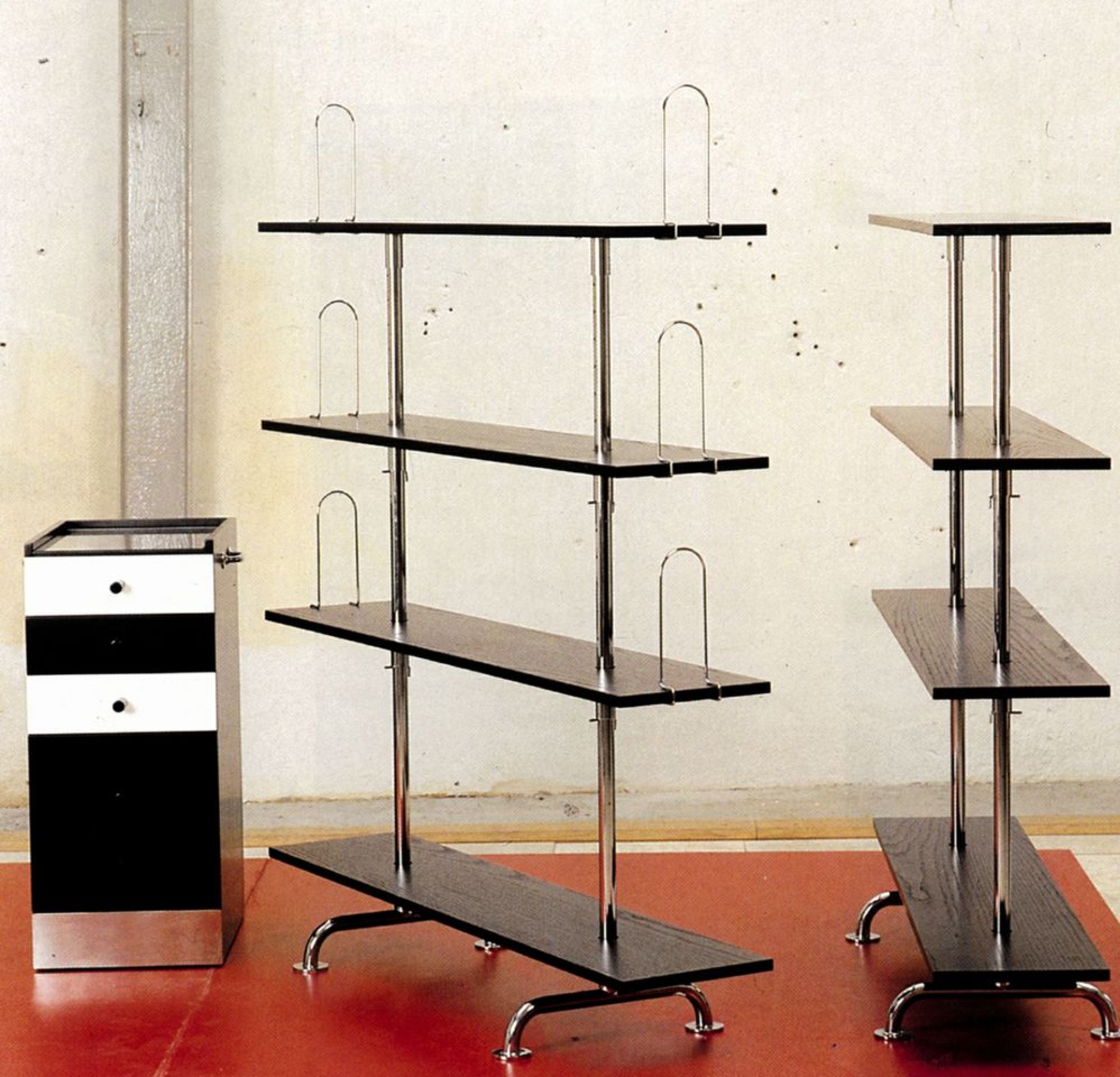 S44 Breuer-Regal von Tecta: Schwarze Holzregale mit verchromten Stahlrohrgestell, modernes Design für Wohnzimmer und Büro.