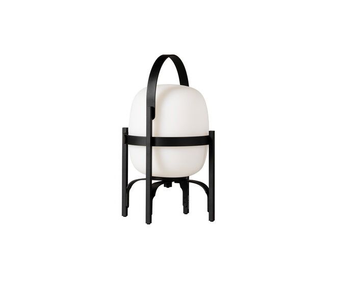 Cestita Alubat Tischleuchte von Santa & Cole: Moderne Akkuleuchte mit schwarzem Gestell und Tragegriff.