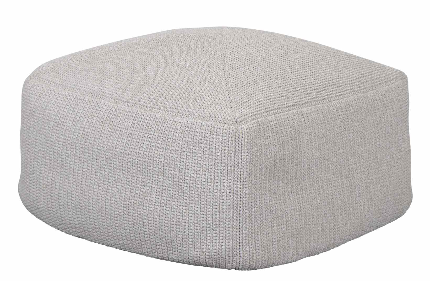 Divine Outdoor Hocker von Cane-Line in Sand: Quadratischer, sandfarbener Sitzhocker aus wetterfestem Material.