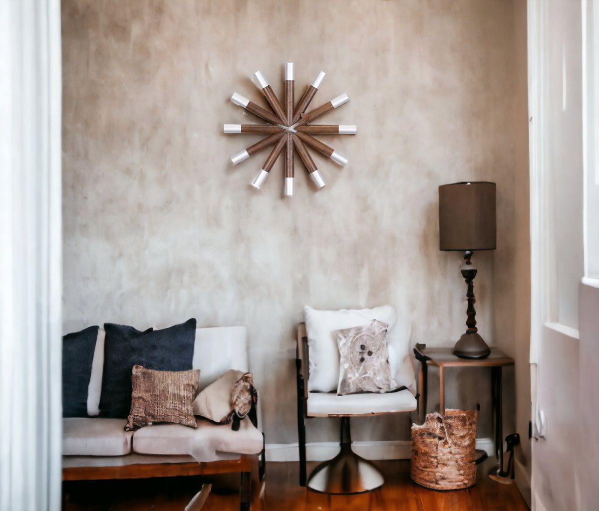 Vitra Wheel Clock Wanduhr im Wohnzimmer, moderne Wanddekoration mit Holz- und Metallelementen.