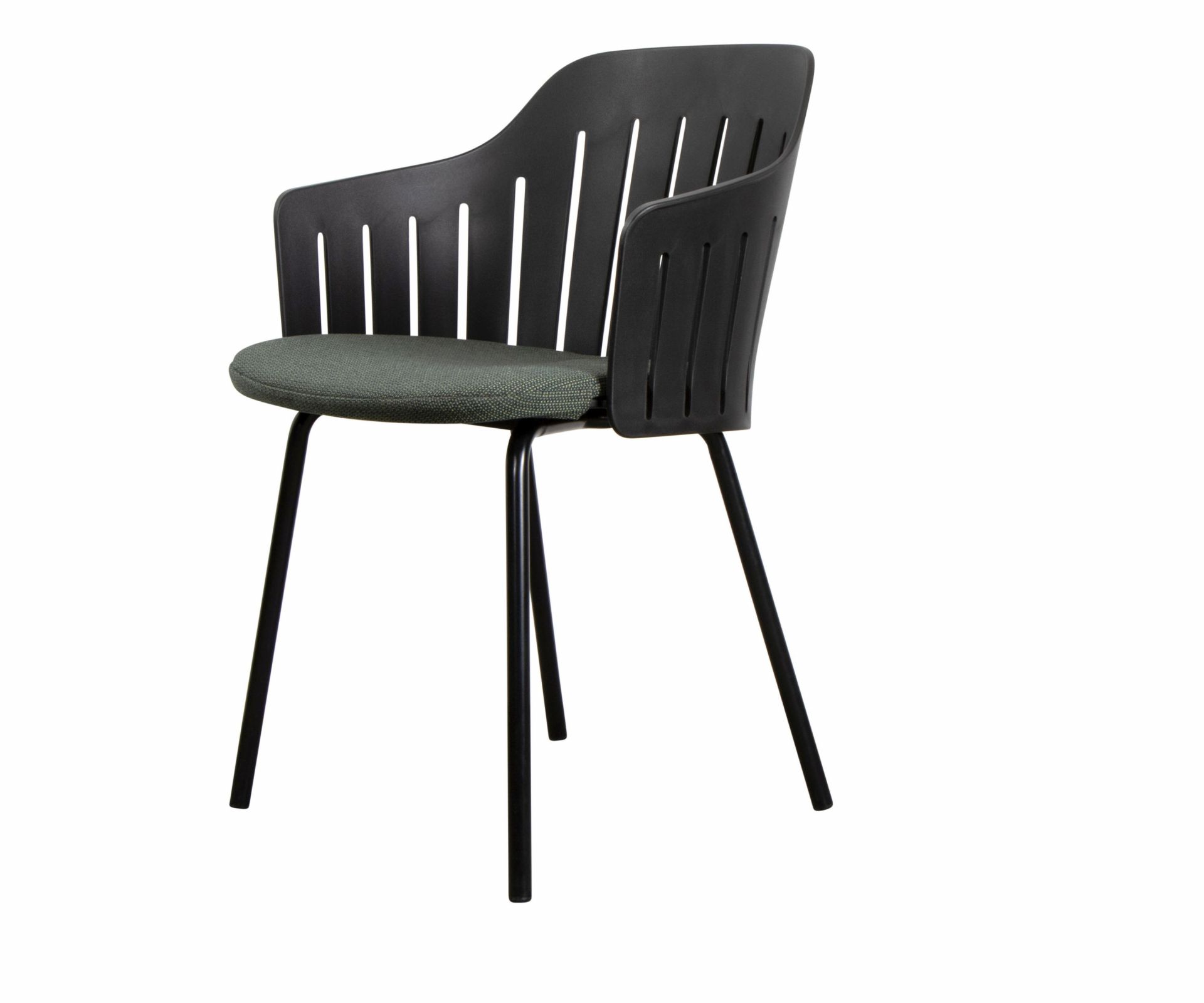 Dunkelgrünes Cane-Line Sitzkissen auf schwarzem Outdoor Stuhl mit Armlehnen und schwarzen Metallbeinen.