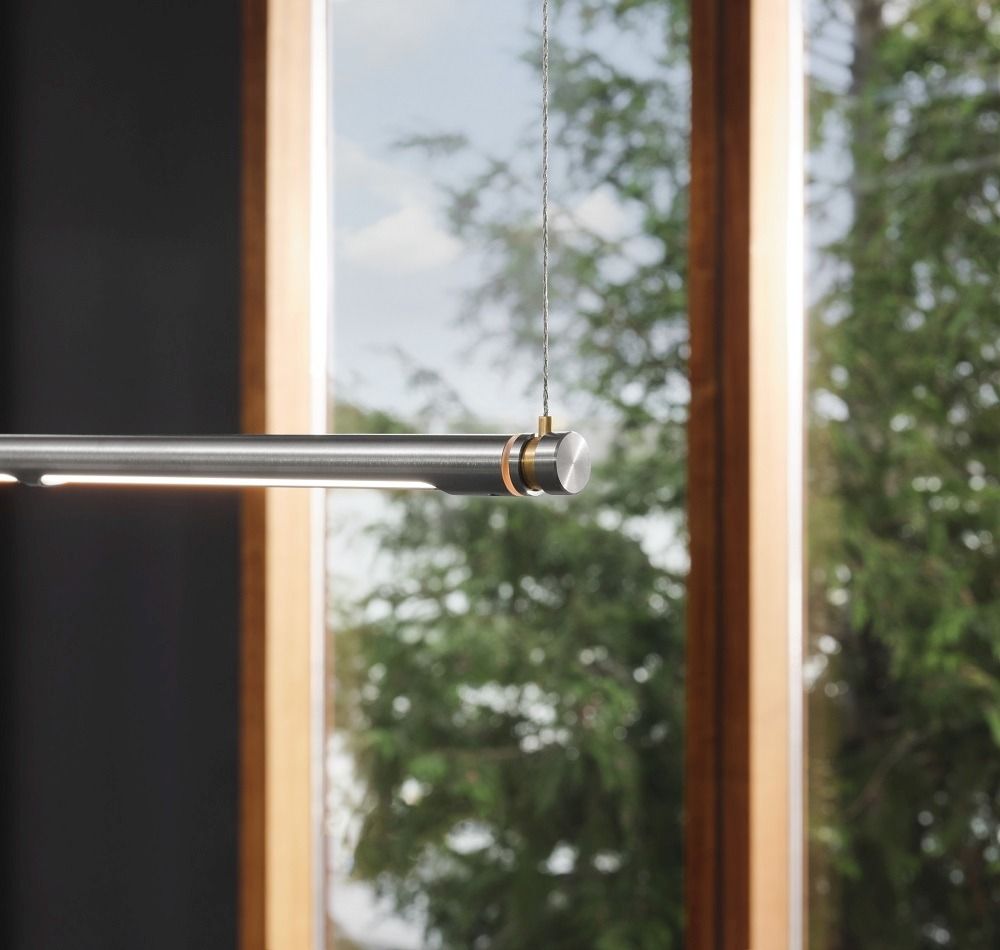 Oneline Lampe von Fritz Hansen: Moderne Hängeleuchte aus Metall vor einem Fenster.