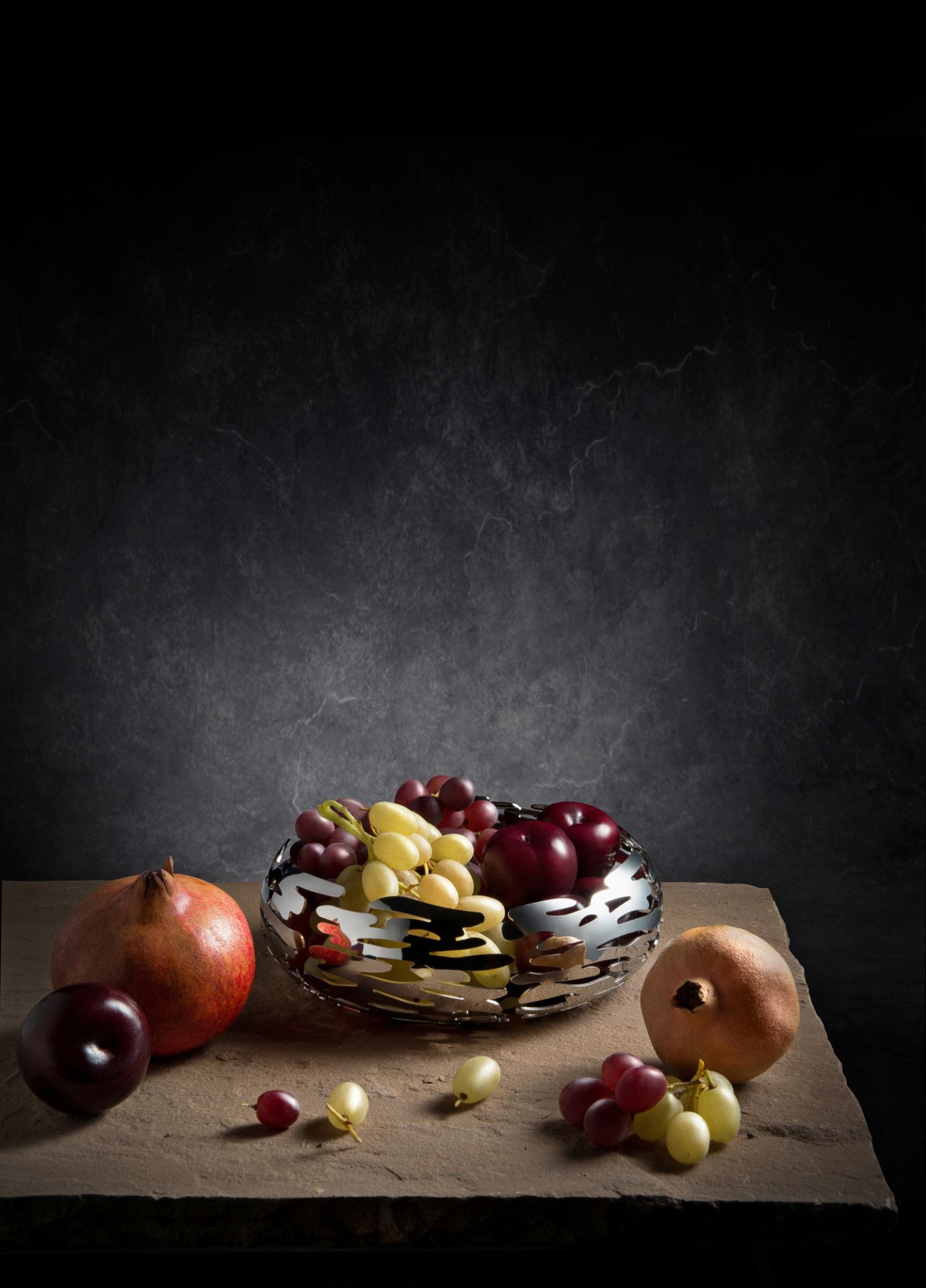 Alessi Barknest Schale aus Chrom mit Obst, dekorative Metallschale für Früchte und Snacks.