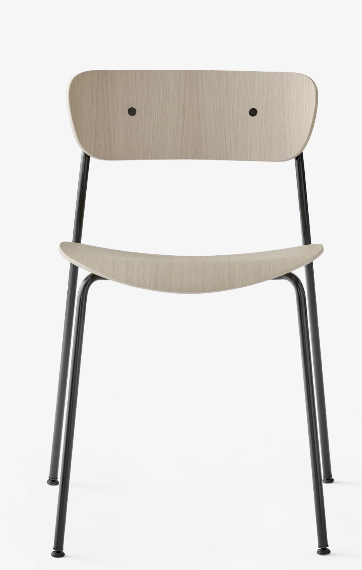 Pavilion Stuhl von AndTradition: Vorderansicht des hellen Holzstuhls mit schwarzem Metallgestell.