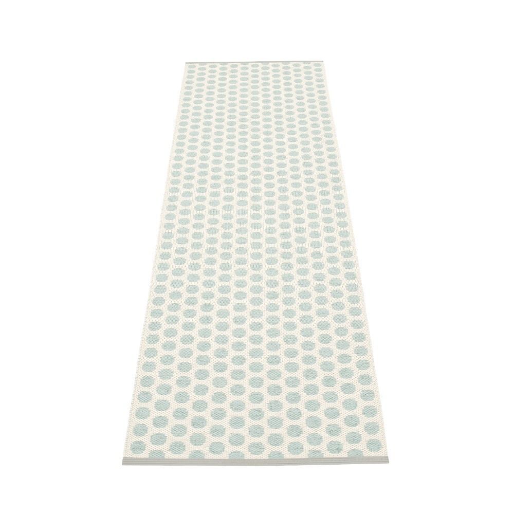 Noa Kunststoffteppich von Pappelina, 70x250 cm, hellbeige mit türkisfarbenen Punkten, für drinnen und draußen.