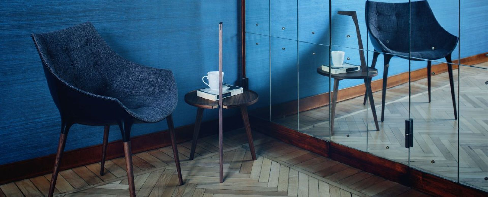 Cicognino Beistelltisch Esche amarant von Cassina neben einem Sessel und einem Spiegel.