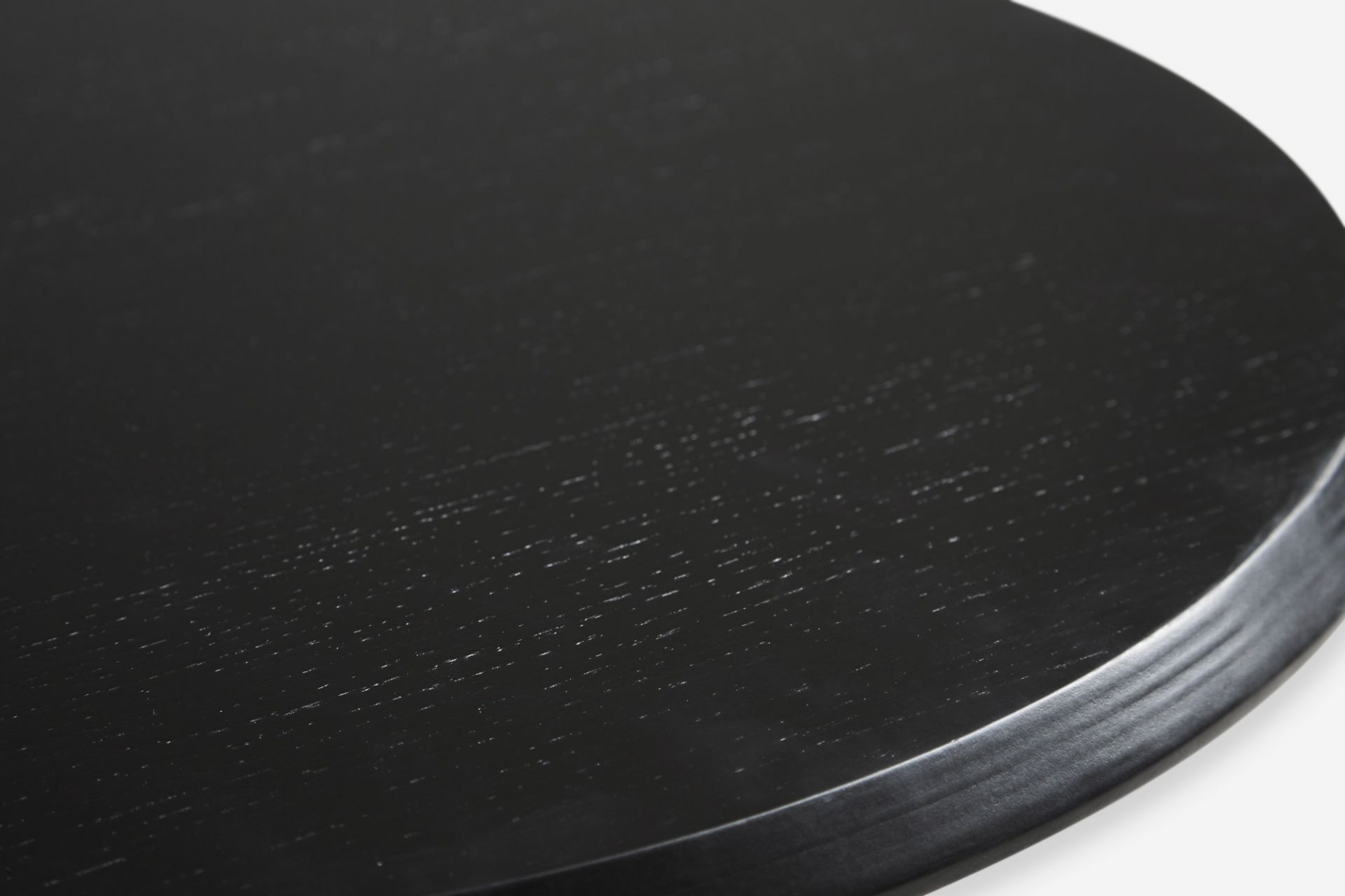 Detailaufnahme der Tischplatte des Soround Couchtischs von Woud in Anthrazit. Runder Beistelltisch.