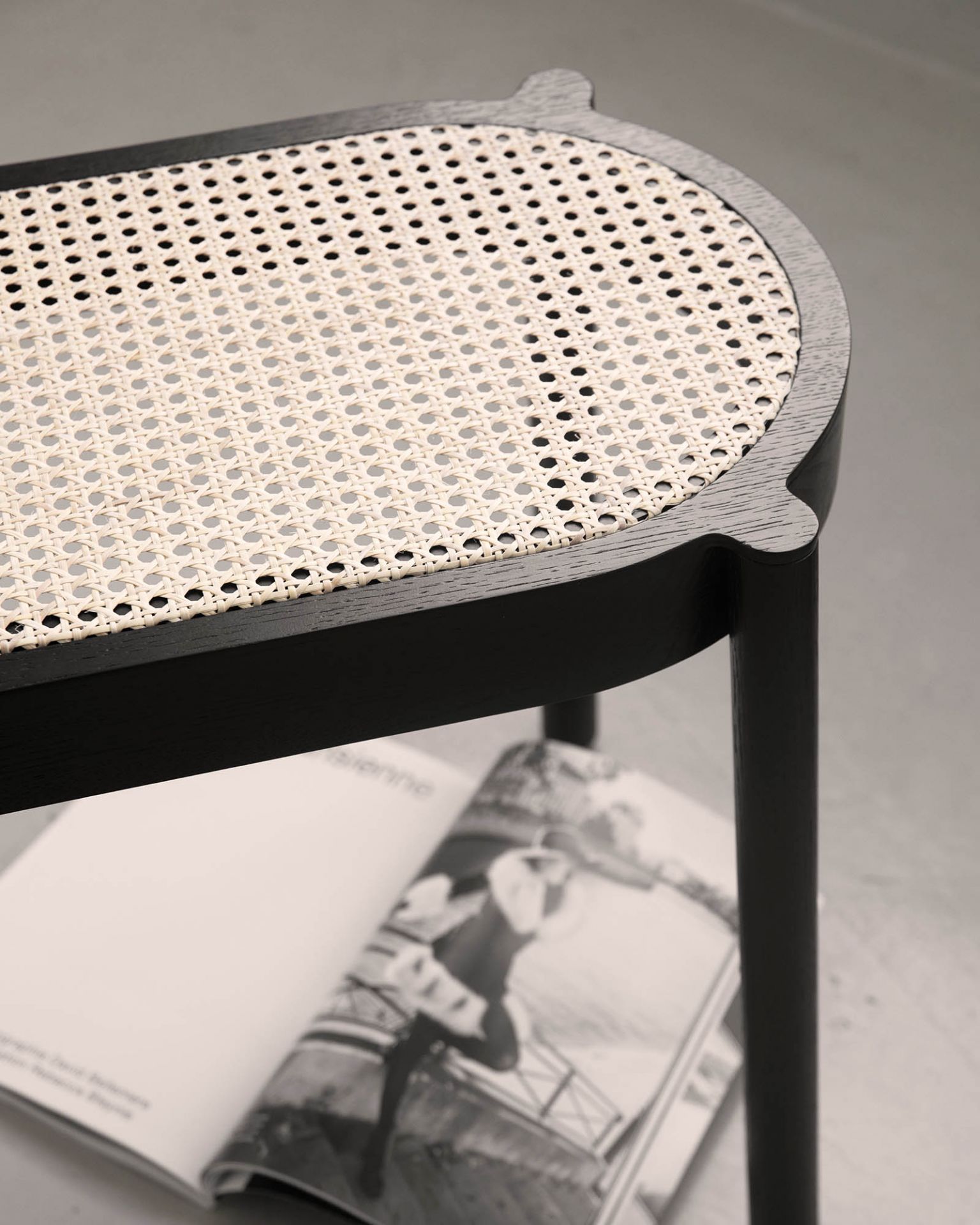 Detailaufnahme der Pal Bank Northern mit Wiener Geflecht und schwarzem Holzrahmen. Möbeldesign für stilvolles Wohnen.