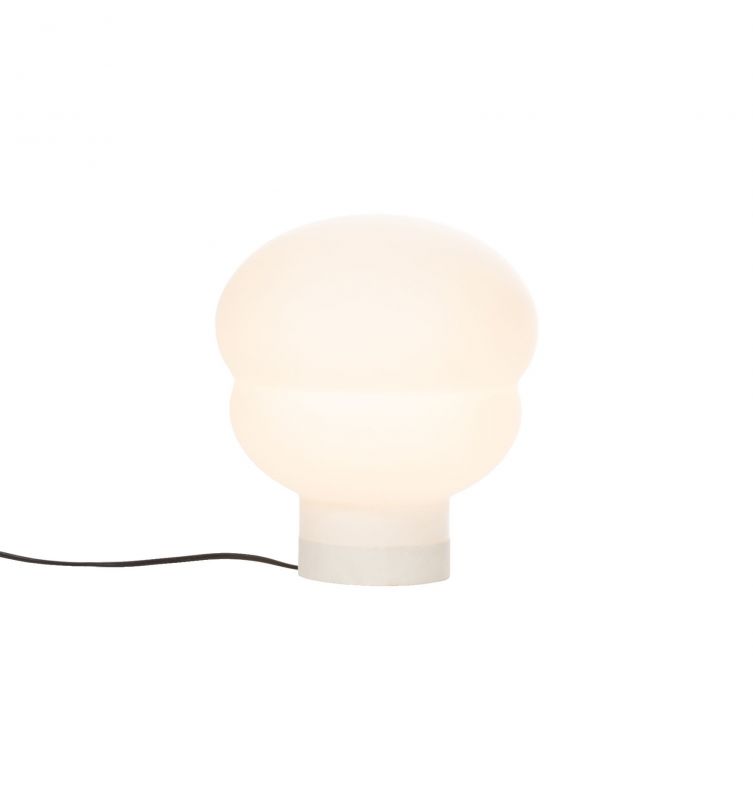 Weiße Kumo Tischleuchte von Pulpo, kleine Nachttischlampe mit sanftem Licht und modernem Design.
